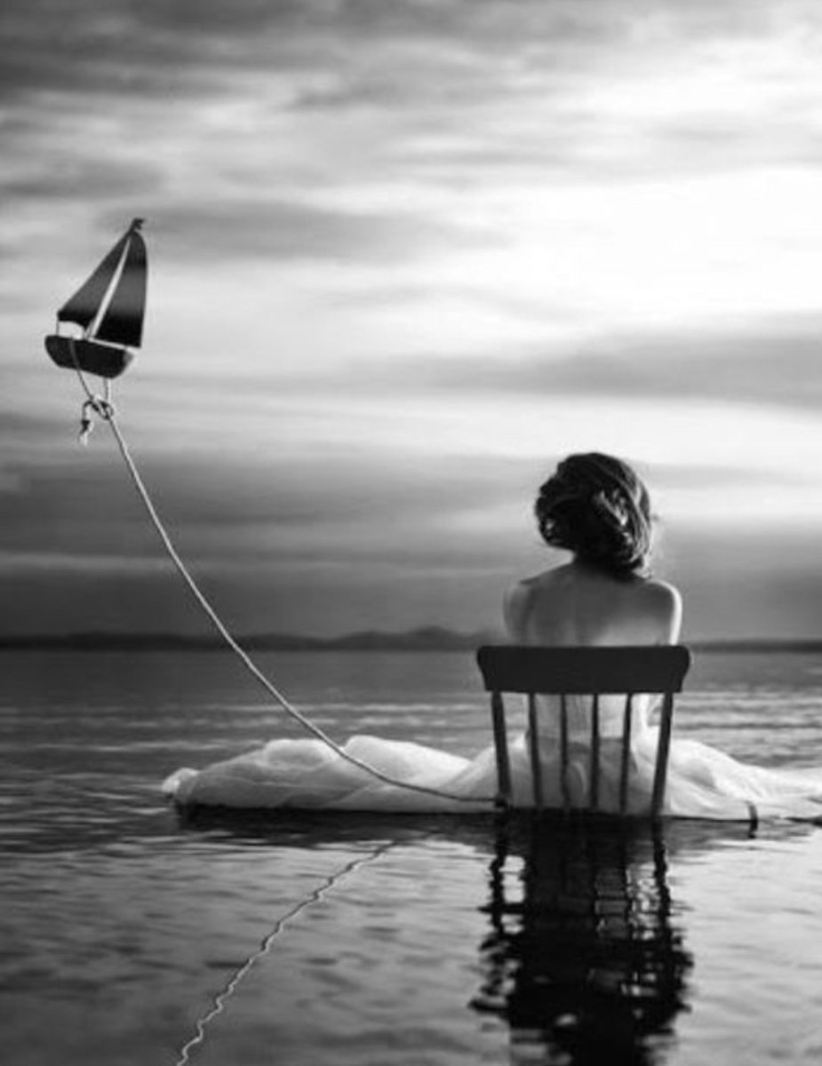 Yo no sé de otro lugar para morir
que no sea en tu mar,
Isla,

si en ti nací y levantaron rejas con su sal
desde tu orilla,
sentada esperaré.

Mi sueño es una barca que es cometa
y lo retengo
porque vuela

yo sé que un día
lo tengo que soltar
más si se aleja
¿Qué me queda?

J.S.