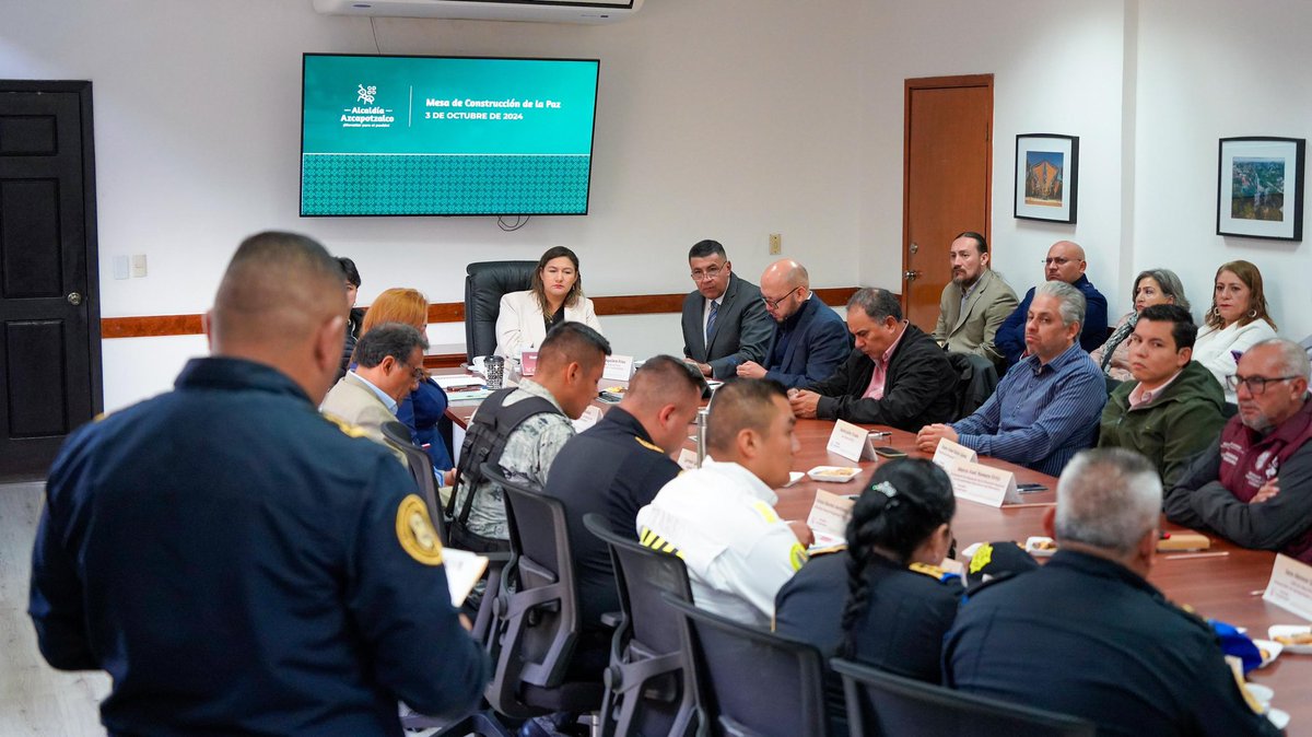 AzcapotzalcoMx's tweet photo. Concluimos nuestra Mesa de Construcción de la Paz en la Alcaldía Azcapotzalco del día de hoy. 

Vamos a trabajar con las diversas instancia para buscar el bienestar de las y los vecinos de nuestra demarcación. 

#BienEstarParaElPueblo https://t.co/eGMOF6jOth
