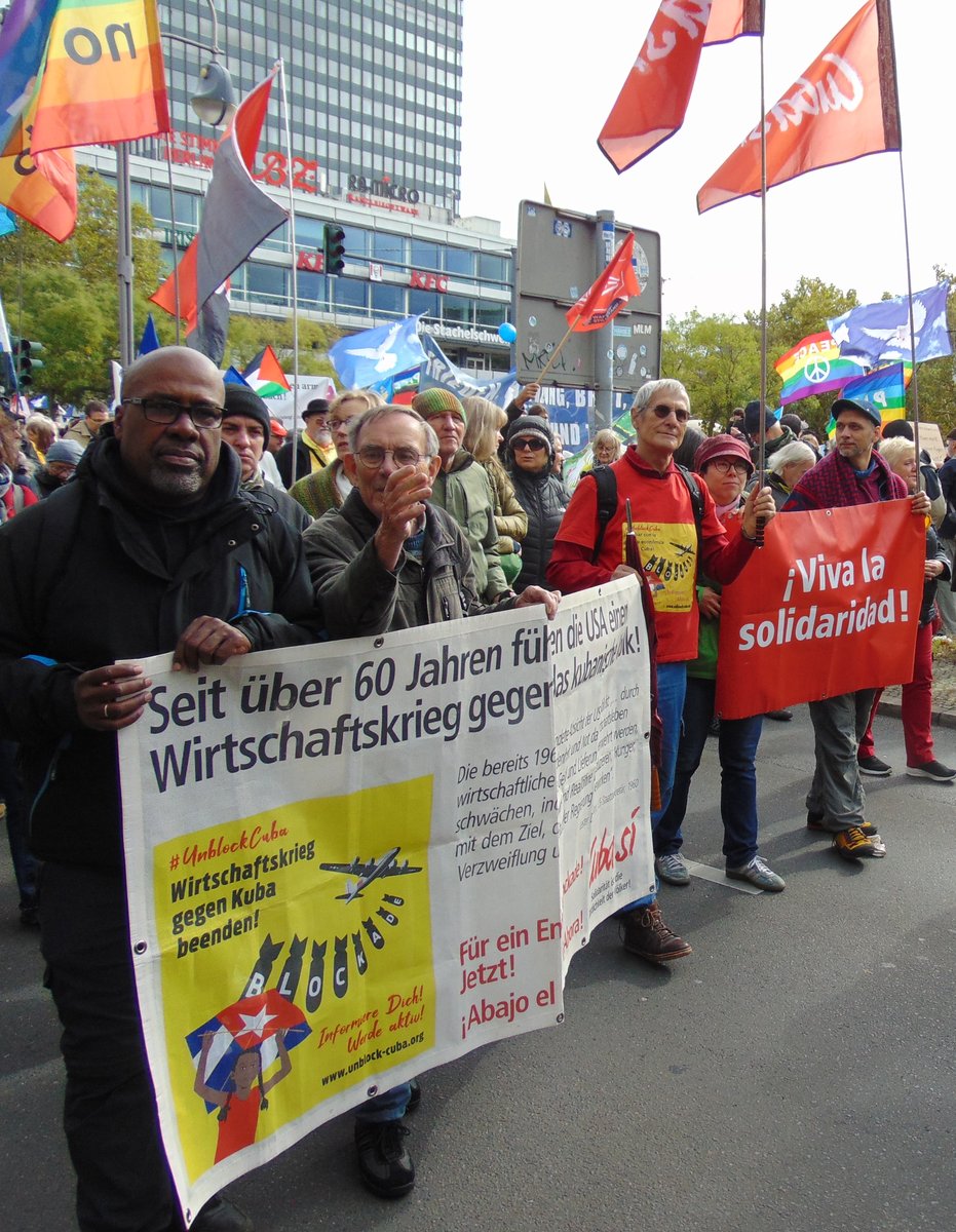 #Kuba #Solidarität auf der #Friedensdemo am #b0310 in #Berlin. #Wirtschaftskrieg gegen #Cuba beenden. #UnblockCuba