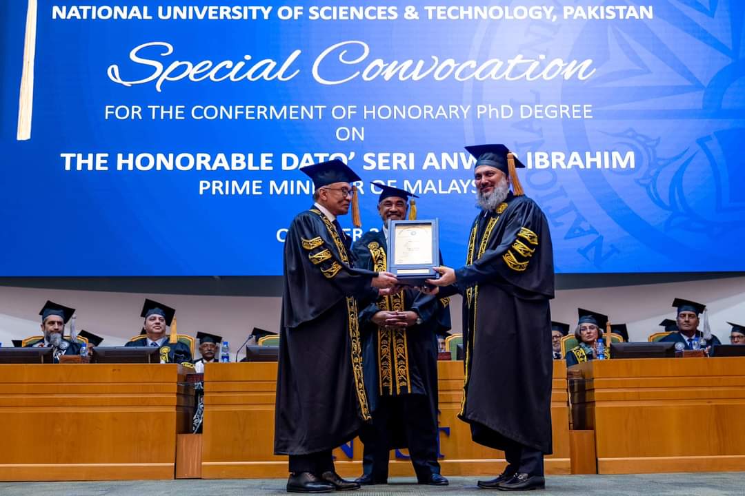 İni merupakan anugerah PhD Kehormat ke-4 atau ke-5 oleh universiti antarabangsa kepada Anwar İbrahim. Universiti Jose Rizal, Filipina merupakan universiti pertama berbuat demikian sekitar 1996.