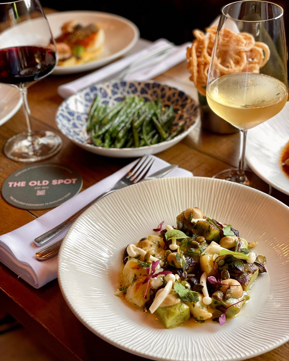 Who are you wining and dining with this weekend?🐷🍷😋

#theoldspot #loyolagroup
