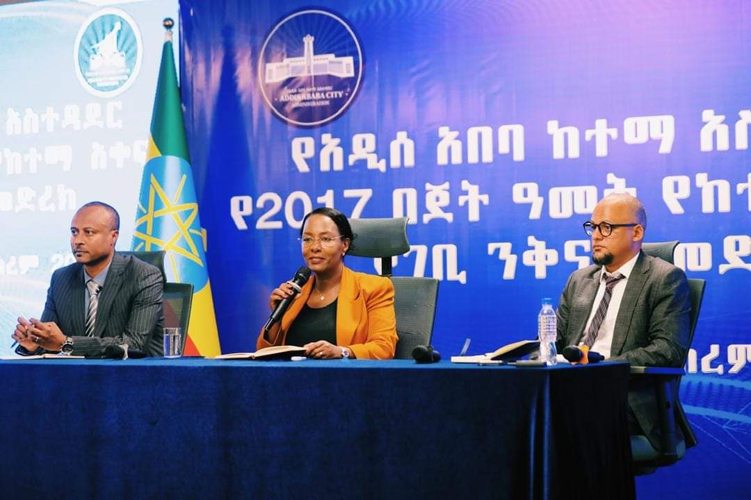 AdanechAbiebie's tweet photo. ዛሬ የ2017 በጀት ዓመት የከተማ አቀፍ የገቢ ንቅናቄ መድረክ በማዘጋጅት ከግብር ከፋዮቻችን እና ከሌሎች የባለድርሻ አካላት ጋር ውይይት አድርገናል::
በውይይት መድረኩ ላይ ግብር ከፋዮቻችን በከፈሉት ግብር የተሰሩ ስራዎችን አድንቀው ቢስተካከሉ የሚሏቸው ክፍተቶችን ያስረዱን ሲሆን በግብር ከፋዩች በኩልም ሊስተካከል የሚገባውን ዘርዝረው አንስተዋል:: 
ግብር ከፋይና ግብር ሰብሳቢ መስሪያ ቤቶች ቤተሰቦች በመሆናቸው በጋራ ፣ በትብብር መስራታችንን ይበልጥ በማጠናከር ሀገርን መገንባታችንን እንቀጥላለን:: ያለ ግብር ፍትሃዊነት እንዲሁም ያለ ግብር መሰረተ ልማት አይጠበቅምና ይህ የጋራ ጉዳያችን በመሆኑ ግብር ከፋዮቻችን ግብራቸውን በወቅቱ በፍቃደኝነት በመክፈል ኃላፊነታቸውን እንዲወጡ እንዲሁም ጉቦ የሚቀበሉ አካላትን በማጋለጥ እና መብታቸውን አውቀው እንዲታገሉ ጥሪ አቀርባለሁ::
ፈጣሪ ኢትዮጵያን እና ህዝቦቿን ይባርክ!
