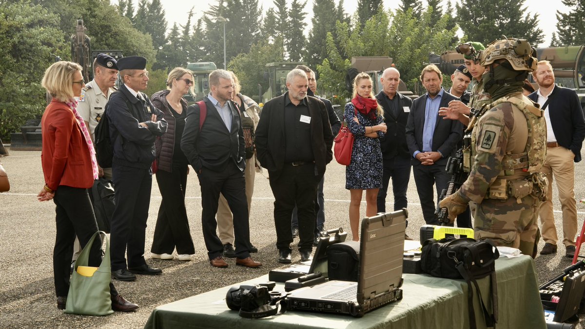 CDC1REG's tweet image. Heureux d’accueillir une délégation de l’@IHEDN pour une immersion dans les spécificités du #1REG, notamment à travers nos capacités de combat fluvial, d’appui à la mobilité, fouille opérationnelle et déminage. Merci pour ces moments d’enrichissement mutuel.