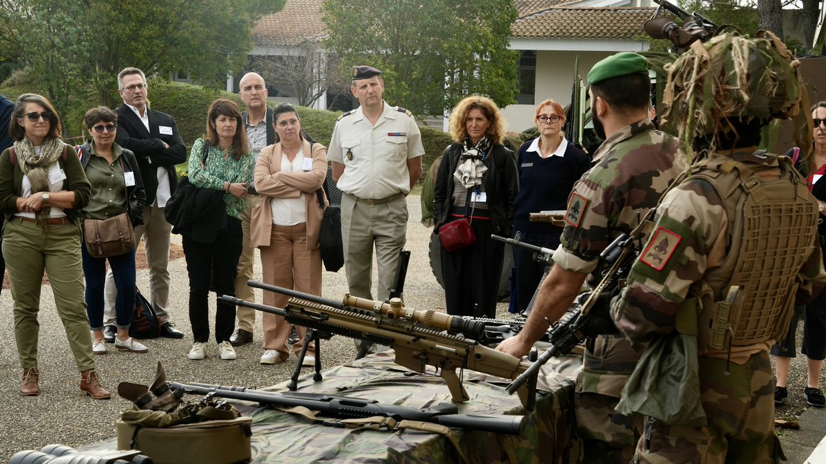 CDC1REG's tweet image. Heureux d’accueillir une délégation de l’@IHEDN pour une immersion dans les spécificités du #1REG, notamment à travers nos capacités de combat fluvial, d’appui à la mobilité, fouille opérationnelle et déminage. Merci pour ces moments d’enrichissement mutuel.