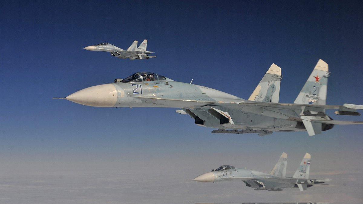 Alonelife_143's tweet image. #IsraelIranWar✴️Breaking: 

Israel made the biggest mistake.😱

🇮🇱🇷🇺 Israel attacked Russian weapons depot in Syria.

Israel put its hand in the bear cave.
Russia can now enter the war.

#IsraelIranWar #WorldWar3 #IranAttack #IsraelUnderAttack #IStandWithIran