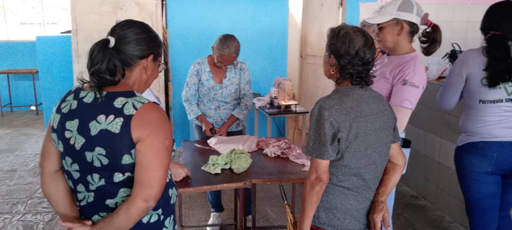 oritsy74's tweet photo. Manos a la obra con los saberes del taller textil de la parroquia Simón Bolívar impartido por las multiplicadoras de saberes del Corredor Guayana es Mujer Productiva.

#PuebloSonrienteYEnPaz

@NicolasMaduro @OviedoPSUV https://t.co/jgdM28UlUe