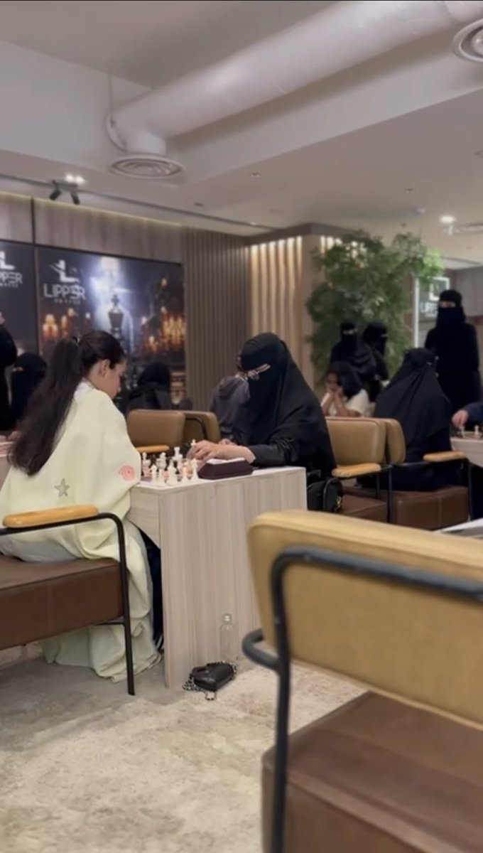 QassimChess's tweet photo. 🎉✨ أقيمت اليوم بطولة @Tnischools في @LIPPER_COFFEE تحت إشراف نادي القصيم و @KSAchess ! 🏆

شهدنا تألق اللاعبات، حيث أظهروا مهارات رائعة وعزيمة قوية. 💪♟

فخورين بمشاركة هذه اللحظات معكم، ونبارك للفائزين ونهنئهم على إنجازاتهم المميزة!👏🏼🥇

#لقصيم #شطرنج https://t.co/FtgfvpZCTk
