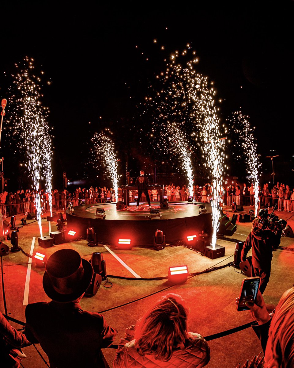 What an honor! Last night I got to play in my hometown during the 450th anniversary of the liberation of Leiden 🔥 Since there was no place available to host a big party, we streamed the entire set from the top of a parking garage throughout the entire city and it was amazing!