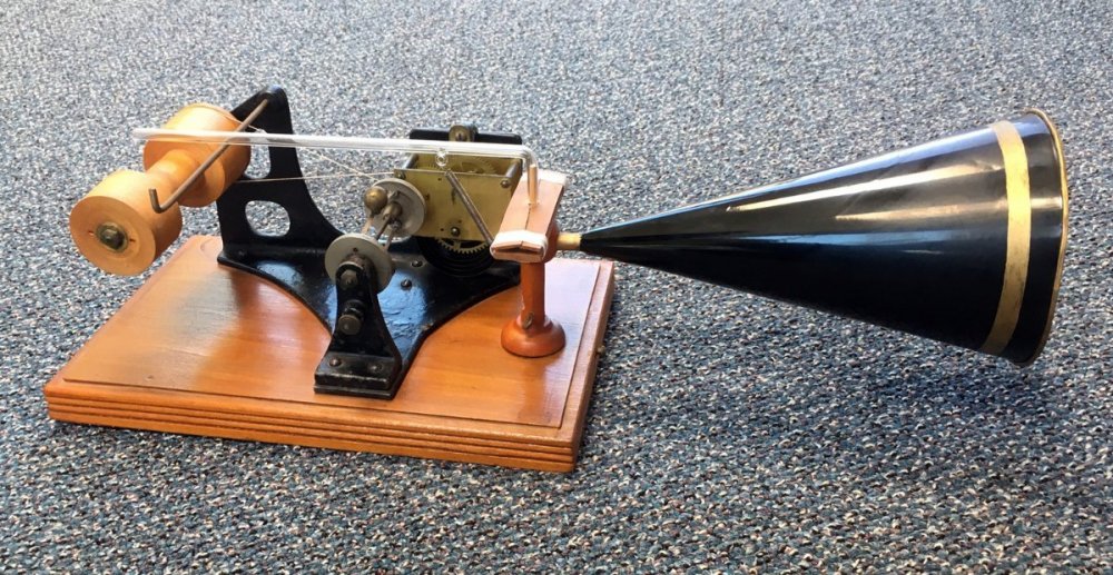 RealPreCinema's tweet photo. The #Echophone was;
“a #Graphophone or Device for Reproducing Sounds from Sound Writings”
as his 20 November 1895 patent application stated. Patent Nº 562694 was granted 23 June, 1896.
Echophone image Antique @Phonograph Society. https://t.co/AkQ6LrLouL