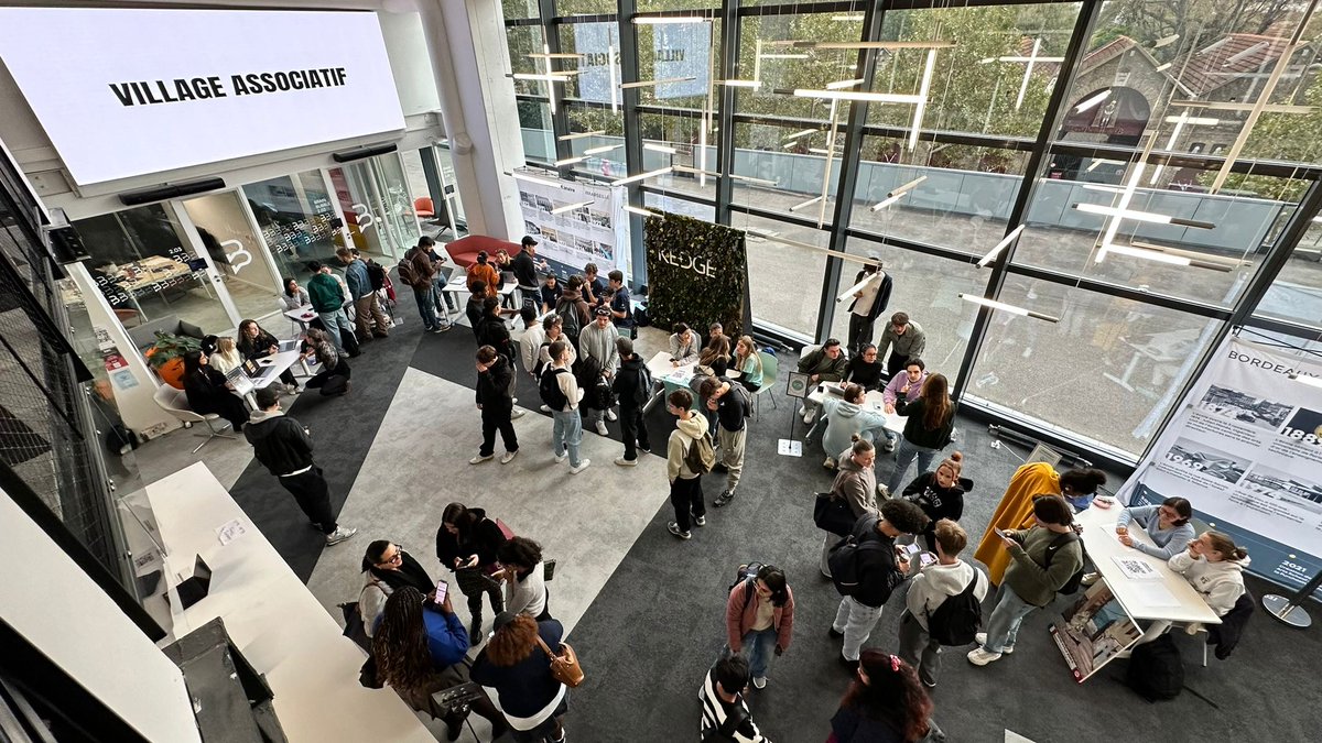 KedgeBS's tweet photo. #Associations 🚩 | Aujourd'hui nos associations étudiantes du campus de #Paris se présentaient à nos nouveaux #Kedgers. Un beau moment de partage et de rencontre ! 💬 https://t.co/UutMID0FOu