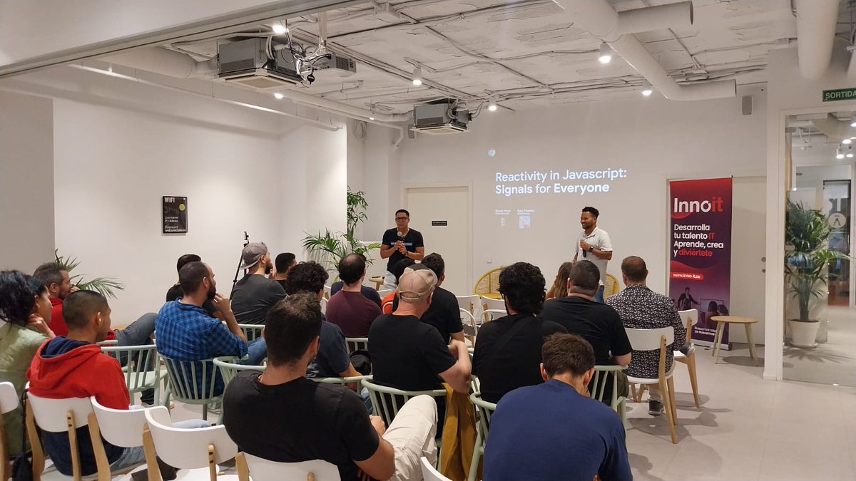 RoseSunshineG's tweet image. ¡La charla de ayer fue genial! 🙌 Gracias a @BezaelPerez y @DanyParedes por compartir su conocimiento, y a @InnoIT por patrocinar y @AticcoVerdaguer por el espacio. 🚀 ¡Nos vemos pronto! 💻✨

#Reactividad #JavaScript #TechEvents #Networking