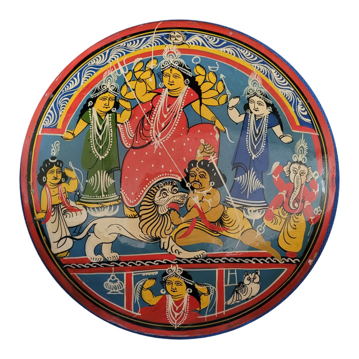 দূর্গা সরা | Durga Sara

Painted clay disc depicting Durgā slaying Mahiṣāsura. Flanked by her children: on her left, Kārttikeya and Sarasvatī and on her right, Lakṣmī and Gaṇeśa. Below is an attendant (?)

Made in, South Kolkata, 2000-2010
#DurgaPujo 

britishmuseum.org/collection/obj…