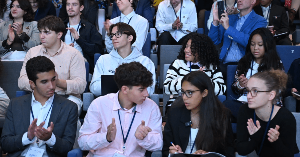 🌍 75 lycéens des 4 coins de la France et de l’étranger se sont réunis à Paris pour simuler une COP sur le climat. L’occasion de découvrir la diplomatie environnementale et de s’exercer à la prise de parole en public. 

<a href="/JustinePrados/">Justine Prados</a> y était pour Vert 👉vert.eco/articles/on-se…