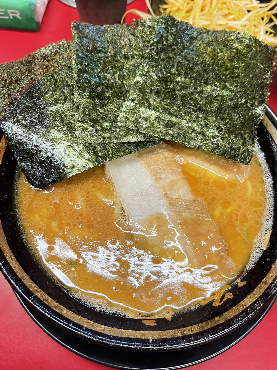 夜の王道家🤭

そして社長いた👏
「おっ巡回か〜？☺️」と聞かれたので、
お腹ダイレクトアタックしました😆😆
笑顔にホッコリ。ラーメンにもほっこりでした。

ご馳走様でした。