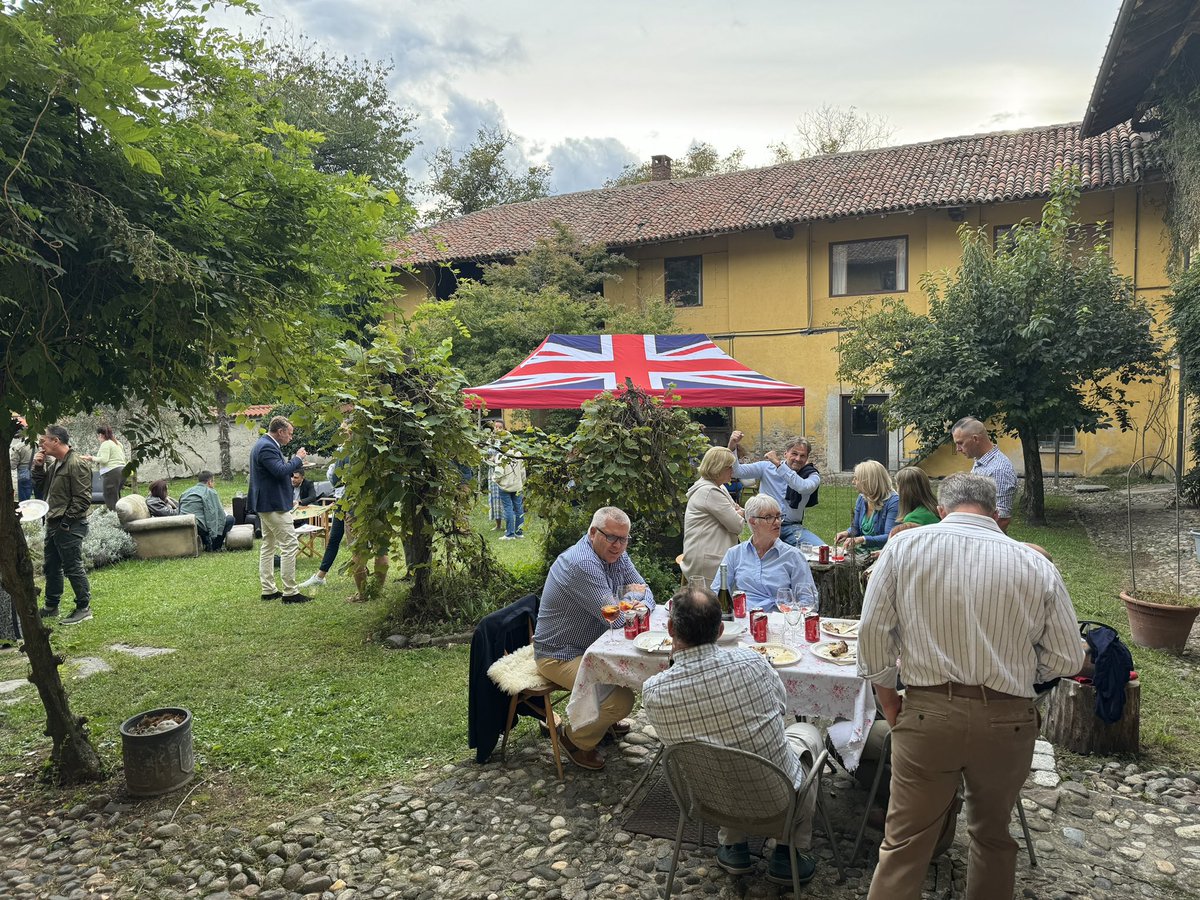 Today I leave Italy after 3 fantastic years with <a href="/NRDCITA/">NATO Rapid Deployable Corps Italy</a>. A fab job, top people &amp; a beautiful country. Exciting to handover the #ARF DCOM job to <a href="/EldonMillar/">Eldon Millar</a> who will be brill. Grazie multo a tutti amici italiani e internationali! <a href="/EdLlewellynFCDO/">Ed Llewellyn</a> <a href="/SerenaCortiDCG/">Serena Corti</a> <a href="/BritishArmy/">British Army 🇬🇧</a>