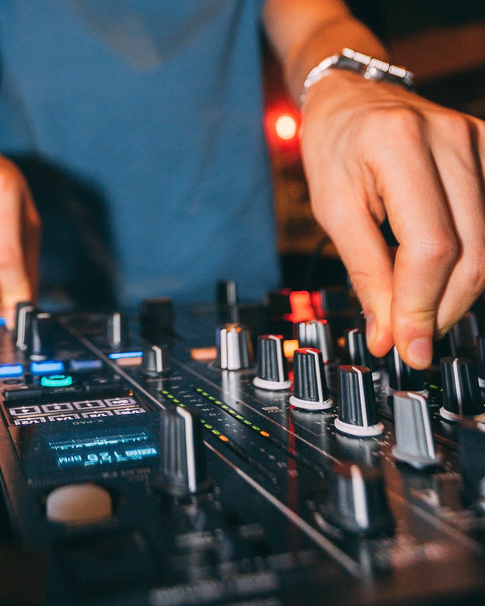 It's getting close to another weekend of fun😆

We have Live DJs till late every week from Thursday-Saturday, walk-ins are always welcome!

#capitollounge