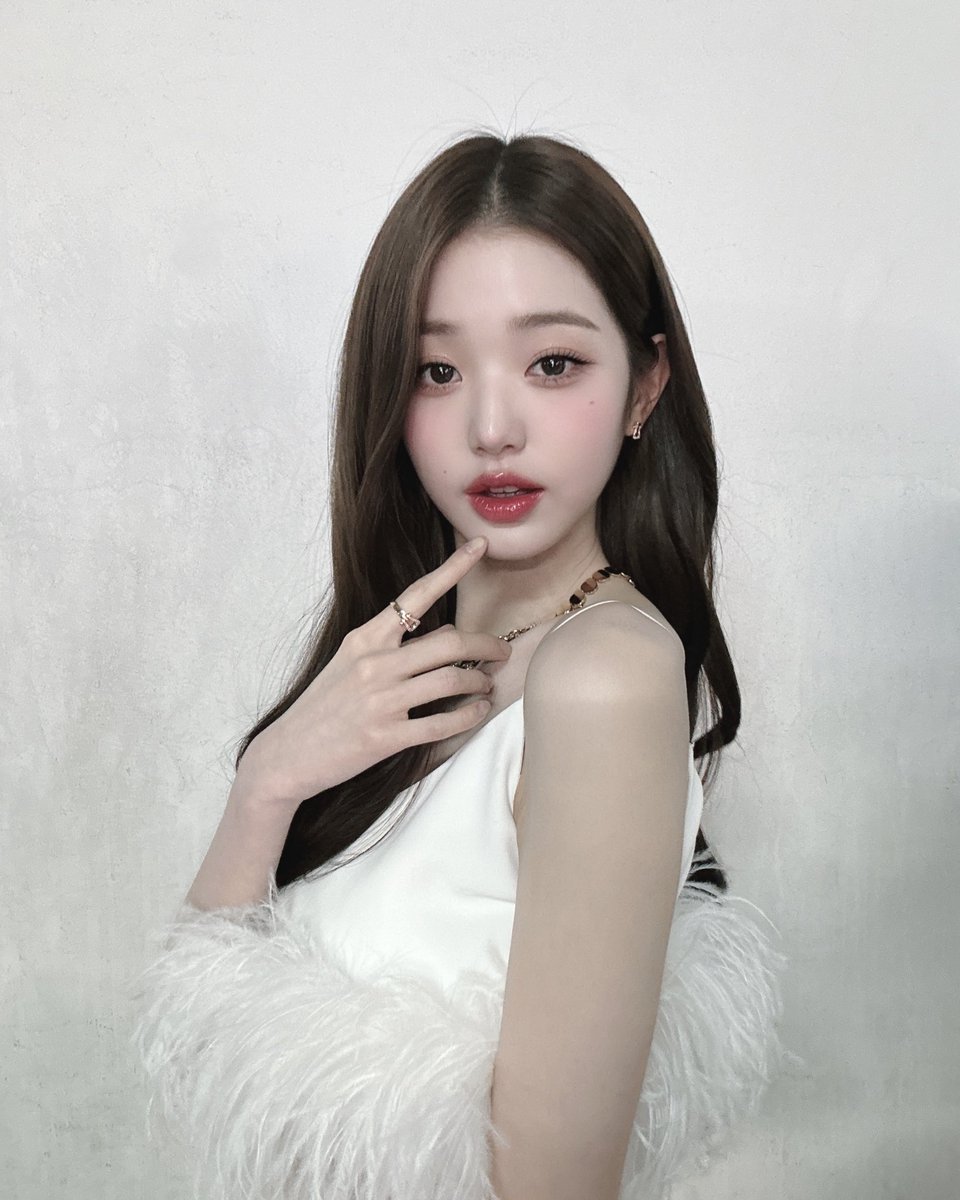 b_csengee's tweet photo. @ive_stream Late, but Very Happy Birthday to Wonyoung! 💗🐱🌸🍓�� 08.31 https://t.co/ElMcfib2SJ