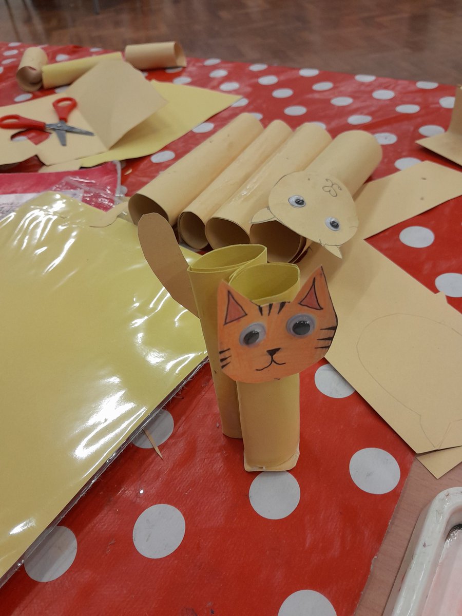 EB_ASC_TOPMARK's tweet photo. Pen holder in a shape of a cat. What an amazing idea. Great job #topmark #topmarksportscoaching https://t.co/hMIdLGGXvO
