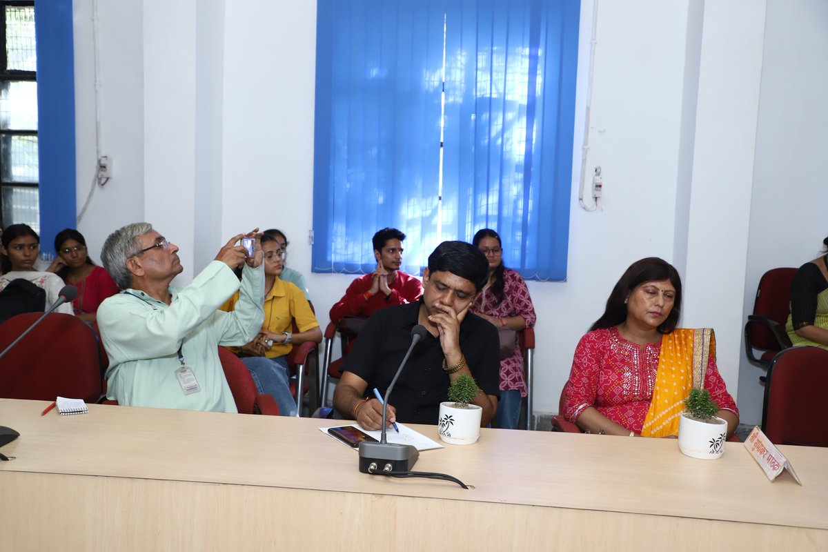 _rishikusharma's tweet photo. हिंदी अकादमी, दिल्ली एवं हिंदुस्तानी भाषा अकादमी के संयुक्त तत्वाधान में श्यामा प्रसाद मुखर्जी कॉलेज में "हिंदी साहित्य में मालती जोशी का योगदान" विषय पर प्रो. कुमुद शर्मा  की अध्यक्षता में पदमश्री  सुरेंद्र शर्मा तथा प्रो.साधना शर्मा,के सान्निध्य में  संगोष्ठी का आयोजन किया गया. https://t.co/48jnKzmmjR