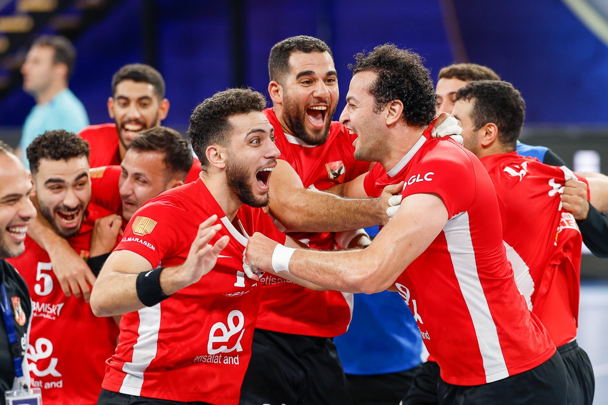 ihfhandball's tweet photo. 🇪🇬 𝐀𝐥 𝐀𝐡𝐥𝐲 𝐛𝐞𝐚𝐭 𝐫𝐞𝐢𝐠𝐧𝐢𝐧𝐠 𝐄𝐇𝐅 𝐂𝐡𝐚𝐦𝐩𝐢𝐨𝐧𝐬 𝐋𝐞𝐚𝐠𝐮𝐞 𝐜𝐡𝐚𝐦𝐩𝐢𝐨𝐧𝐬 𝐁𝐚𝐫𝐜̧𝐚 💥🦅 An astounding performance hands them the bronze medal at the 2024 #ihfclubwch, their second medal in the competition after the silver in 2007 💪 https://t.co/s7BxQ0MQTP