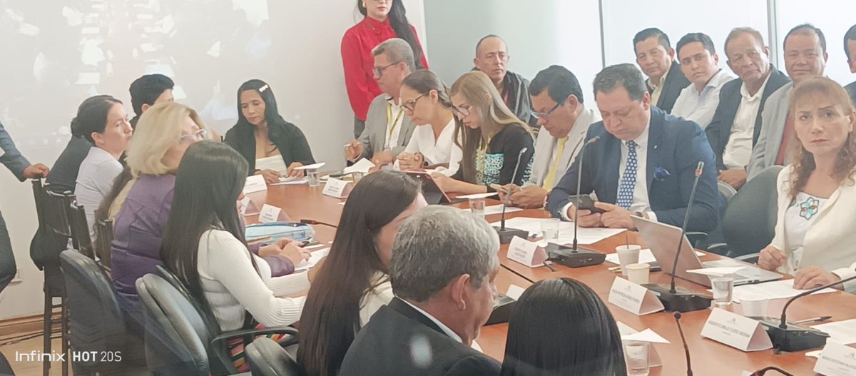TaniaM71's tweet photo. Mi compromiso es con ustedes mi amado Pueblo de Él Carmen, hoy estamos aquí en la Asamblea Nacional, luchando por la liberación del bosque protector, tierras productivas que deben ser escrituradas, la lucha de Rodrigo Mena desde el 2019 debe continuar, ustedes se lo merecen. https://t.co/47zOO8VYQ9
