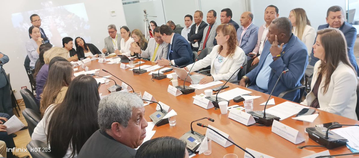 TaniaM71's tweet photo. Mi compromiso es con ustedes mi amado Pueblo de Él Carmen, hoy estamos aquí en la Asamblea Nacional, luchando por la liberación del bosque protector, tierras productivas que deben ser escrituradas, la lucha de Rodrigo Mena desde el 2019 debe continuar, ustedes se lo merecen. https://t.co/47zOO8VYQ9
