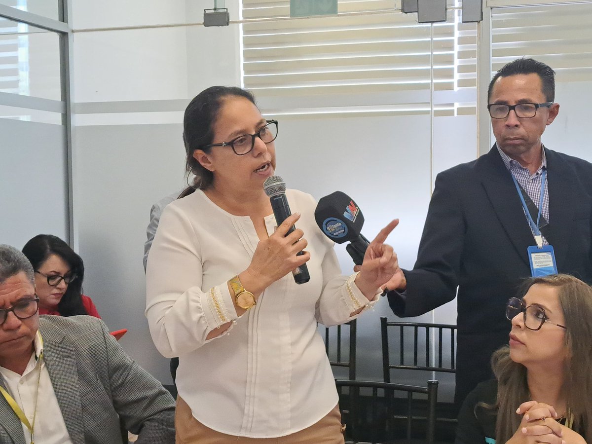 TaniaM71's tweet photo. Mi compromiso es con ustedes mi amado Pueblo de Él Carmen, hoy estamos aquí en la Asamblea Nacional, luchando por la liberación del bosque protector, tierras productivas que deben ser escrituradas, la lucha de Rodrigo Mena desde el 2019 debe continuar, ustedes se lo merecen. https://t.co/47zOO8VYQ9
