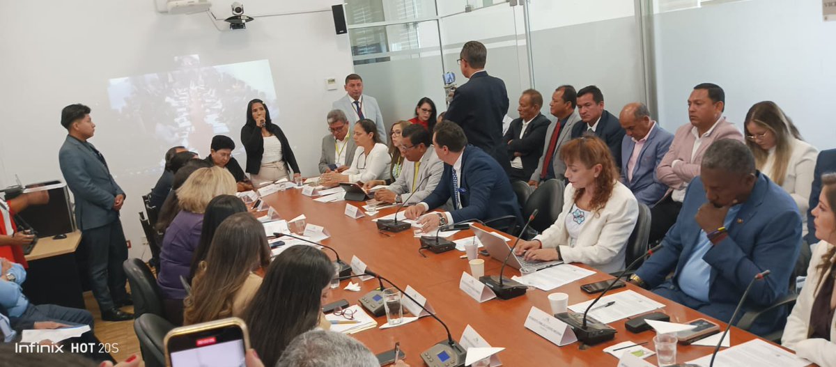 TaniaM71's tweet photo. Mi compromiso es con ustedes mi amado Pueblo de Él Carmen, hoy estamos aquí en la Asamblea Nacional, luchando por la liberación del bosque protector, tierras productivas que deben ser escrituradas, la lucha de Rodrigo Mena desde el 2019 debe continuar, ustedes se lo merecen. https://t.co/47zOO8VYQ9
