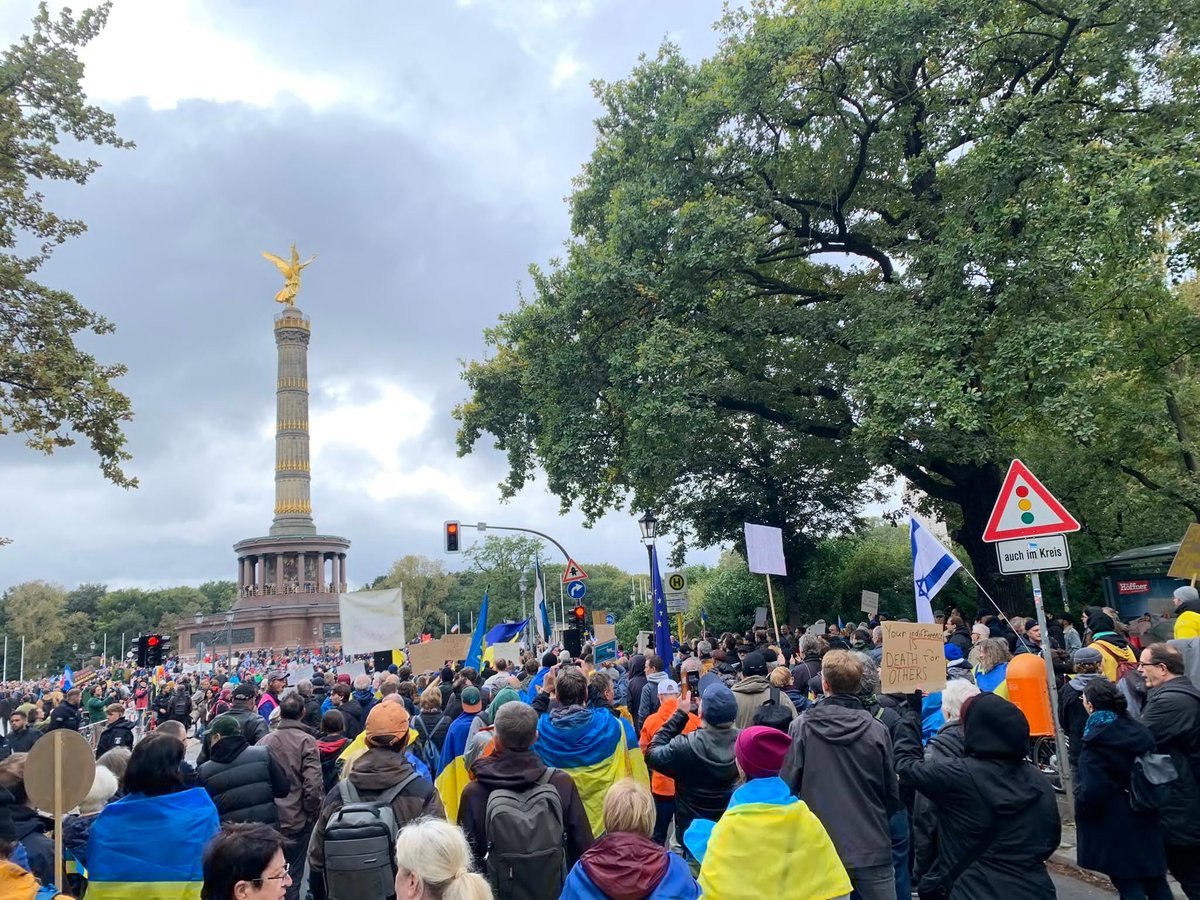 <a href="/lena4berger/">Lena Berger</a> <a href="/SWagenknecht/">Sahra Wagenknecht</a> <a href="/MAStrackZi/">Marie-Agnes Strack-Zimmermann</a> <a href="/RKiesewetter/">Roderich Kiesewetter🇪🇺🇩🇪🇮🇱🇺🇦</a> <a href="/ToniHofreiter/">Toni Hofreiter</a> Lena, bitte verbreite die Fotos der Gegendemo, wir müssen unsere Reichweite für das Licht einsetzen, auch wenn die Finsternis verführerisch ist!

Bitte. Konten von DEINER Größe sind es, die entscheiden, was gesehen wird.

Zeige die LIEBE! 💙💛