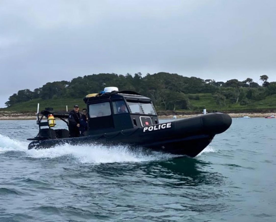 MODPolice's tweet photo. We recently teamed up with @DCPDIVE_MARINE after reports of a stolen boat anchored near Drake's Island, Plymouth Sound.
With our support, their Tactical Coxswains was success in boarding the vessel.
1 suspect in custody 🚔 1 boat seized 📷
#MarineCrime #ProjectKraken https://t.co/cBUbBspc8b
