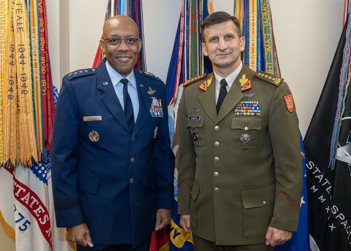 LTU_ArmedForces's tweet photo. @CHODLtu is visiting the United States of America. Over period of one week met with CJCS, gen. Brown, acting Chief of NGB, Commander of PANG and the training center in Fort Indiantown Gap.
#WeAreNATO 
#USA
#StrongTogether https://t.co/odgEJnqfEg