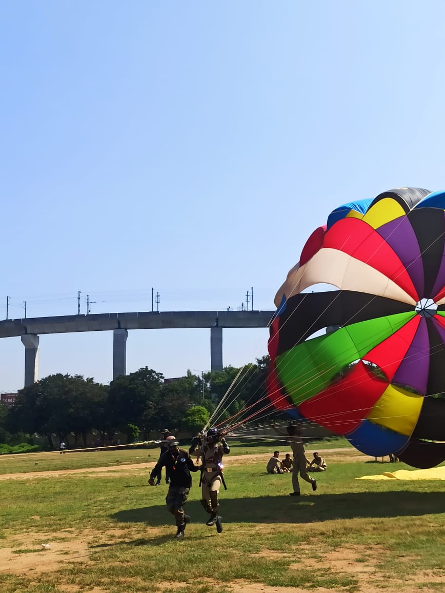 NccDteAPandT's tweet photo. Reach for the Sky! Hyd Group, on behalf of the AP&amp;T Dte NCC, organised parasailing event at Secunderabad. This thrilling activity aims  to inculcate spirit of Adventure, among the cadets! It was conducted in collaboration with the AOC Centre. https://t.co/bzibeuNh8C