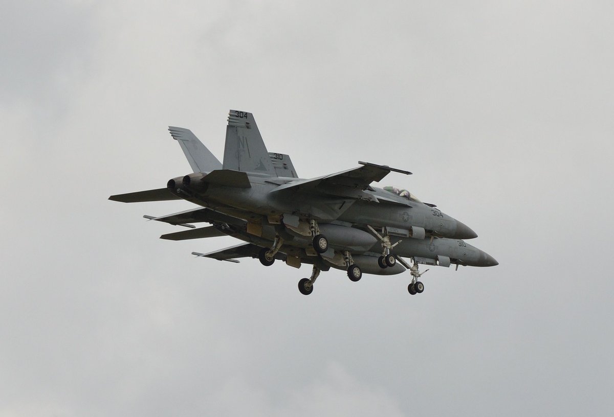 tomcat_alte's tweet photo. 2012・13年の厚木基地。
VFA-115のフォーメーションランディング。
そしてVFA-195のフォーメーションランディングからのゴーアラウンドかな?💦 同時にギアアップ!
#飛行機を2機一緒に撮りました
#厚木基地
#VFA115
#VFA195 https://t.co/7UMiamYw5N