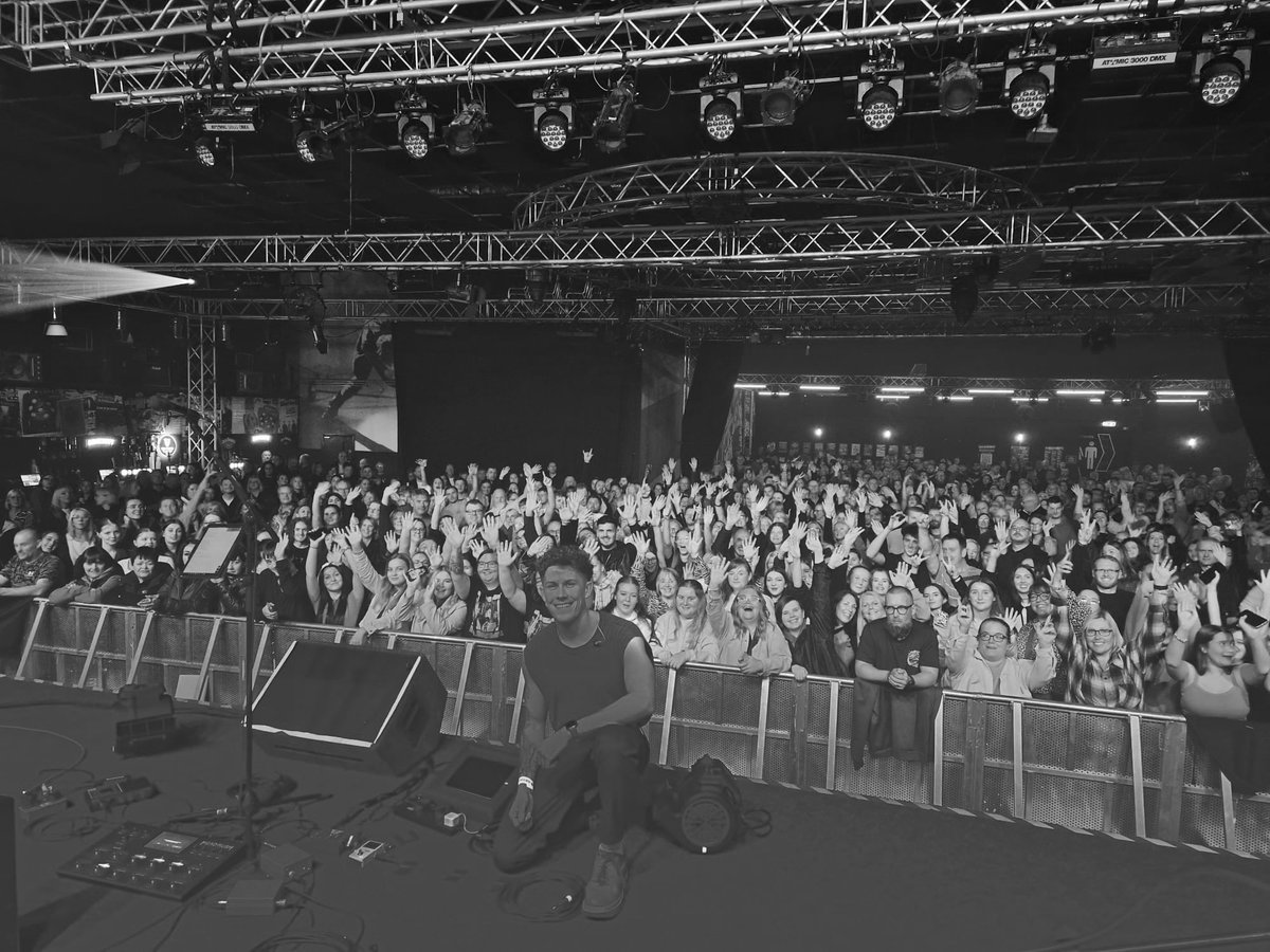 HarryPentony's tweet photo. This time last week, what a view 😍🙌 @hmvempire #tomwalker #coventry #hmvempire #hmv https://t.co/qN3Fj4m2nV