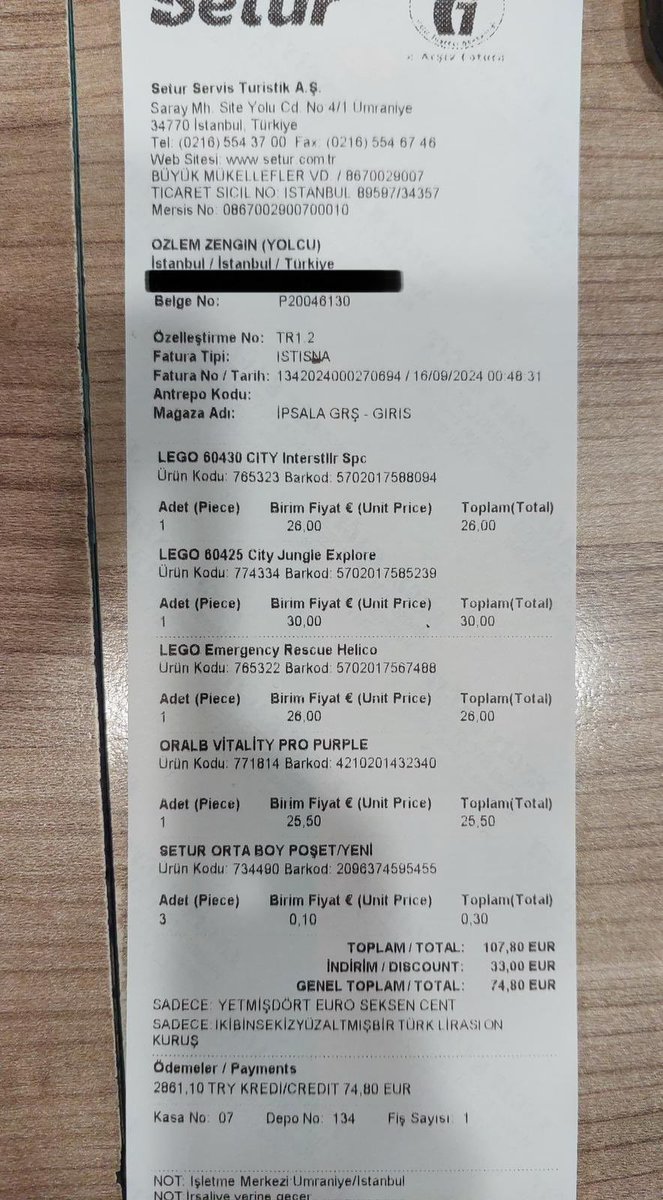 AvOzlemZengin's tweet photo. Gizli çekilmiş bir fotoğraftan yola çıkarak,
her bir cümlesi yalan olan sahte bir habere zaruri bir cevaptır. 

1- Yalan haberde uydurulduğu gibi bu alışveriş Yunanistan’da değil Türkiye İpsala sınır kapısında yapılmıştır. 
Milletvekillerimizin de olduğu 24 kişilik bir heyetle, otobüsle Balkanlar’a yapılan bir seyahat dönüşüdür. 

2- Elimde tuttuğum oyuncaklar yeğenlerime aldığım 2 değil, düzelteyim 3 adet oyuncak. “Gizlice” çektikleri için tam anlaşılmıyor, ben paylaşayım. Oyuncakların fotoğrafı ve fiyatları da aşağıdadır.

3- Çanta 10 yıl evvel alınmıştır. Bu nedenle fiyatını tam olarak veremiyorum ama bugün benzerlerinin fiyatı 3000 ile 5000 lira arasındadır.  

4- Mont 6 senelik. Yanlış hatırlamıyorsam yurtdışından 120 Euro’ya almıştım. 

5- Gizlice çekimde görünmüyor ama bunu da ben yazayım bir de diş fırçası almıştım. 

6- Toplam alışveriş tutarı 2861 lira 10 kuruş’tur. Satış fişi de aşağıdadır.

Sonuç : Kişilik hakları ve özel hayatın gizliliği ihlal edilerek, gizlice takiple, iznim ve bilgim olmadan, habersiz olarak bu fotoğrafı çeken, bu fotoğraf üzerinden servis edilen yalan haberleri yapan, yayınlayan veya çoğaltan şahıslar ve hesaplarla ilgili olarak elbette yasal haklarımı kullanmayı mahfuz tutuyorum. 

Fakat asıl mesele  

Bu kadar yalanla utanmadan isminin altında “gazeteci” yazmak utanmazlığın dik âlâsıdır. 
Gerçek gazetecilerin bundan hicap edeceğini biliyorum ve inanıyorum.