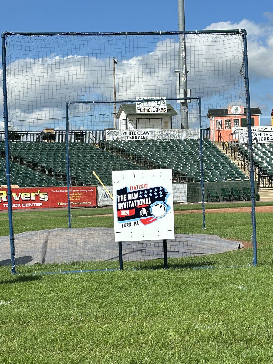 unitedwiffs's tweet photo. Set up is underway! https://t.co/1oXgaYJTZz