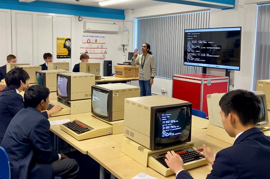 computermuseum's tweet image. Today, GCSE Computer Science Students from @BedfordSchool enjoyed a full day immersion in all things #coding, #computinghistory and maybe a little bit of #retrogaming fun. 💻

Thank you Bedford School for such a great visit! 🤩💾