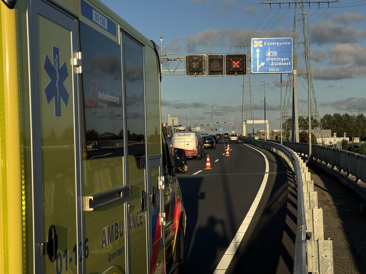 📍N7 #Groningen | Ter plaatse geweest bij een ongeval met twee voertuigen. Eén auto is afgesleept door de berger. De ambulancedienst heeft de inzittenden gecontroleerd. Er is een persoon overgebracht naar het ziekenhuis voor controle. Weg inmiddels weer vrij. <a href="/RWSverkeersinfo/">Rijkswaterstaat Verkeersinformatie</a>