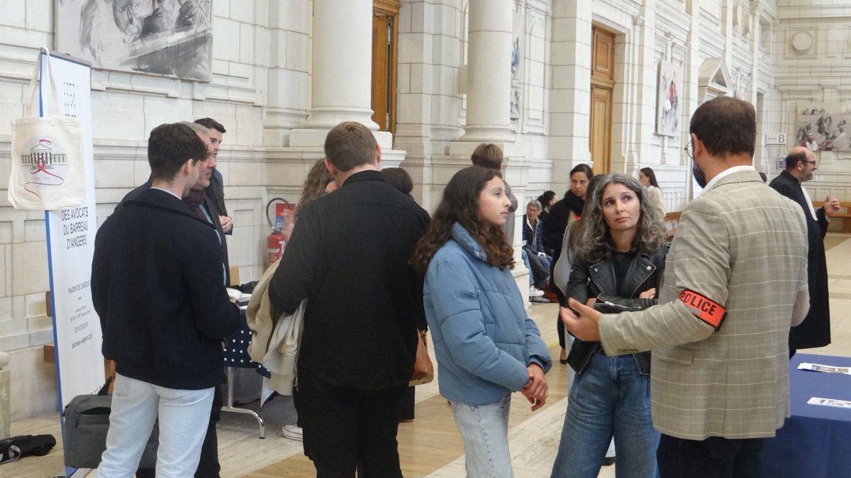 La Nuit du droit est l'occasion unique de rencontrer des professionnels du droit afin de discuter avec eux sans barrière. 
Le forum des métiers au palais de justice d'Angers espère aussi susciter des vocations.