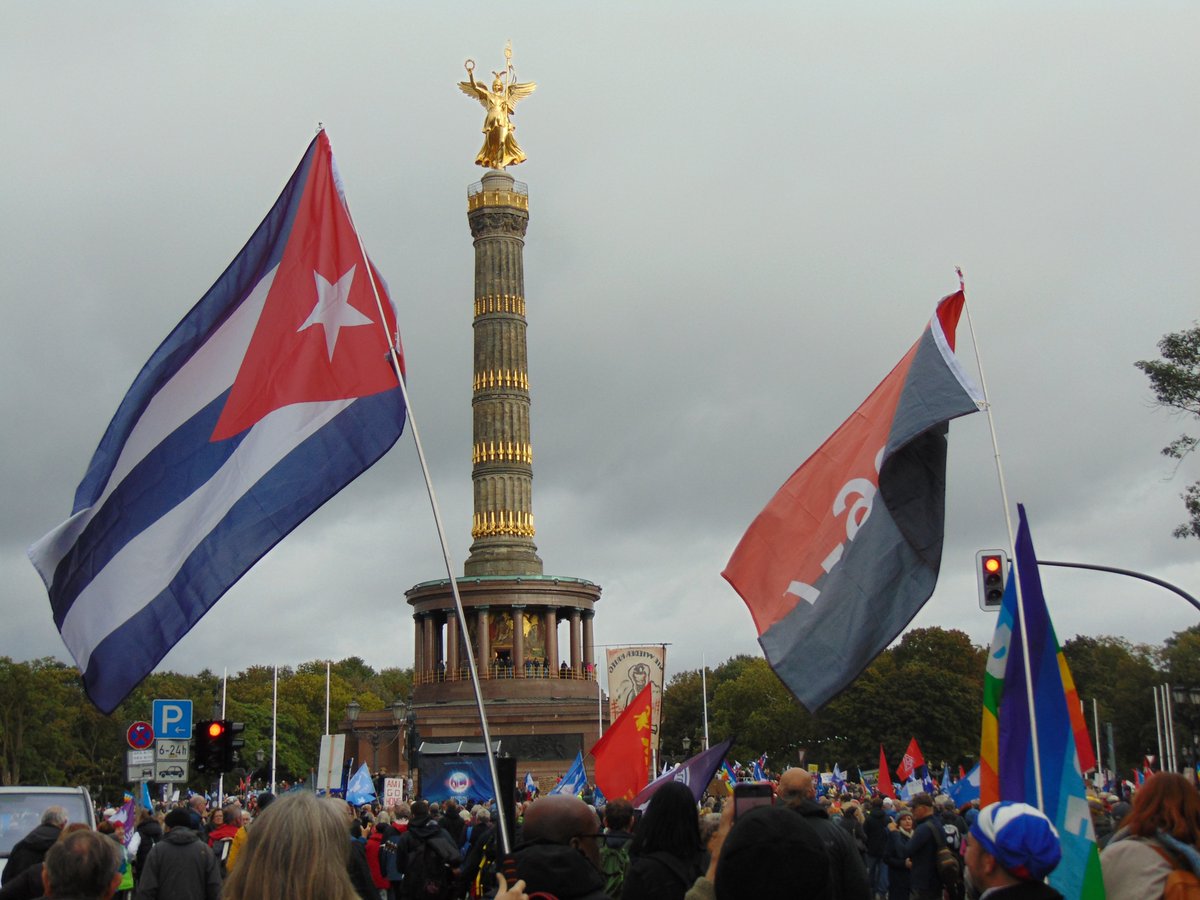 #Kuba #Solidarität auf der #Friedensdemo am #b0310 in #Berlin. #Wirtschaftskrieg gegen #Cuba beenden. #UnblockCuba