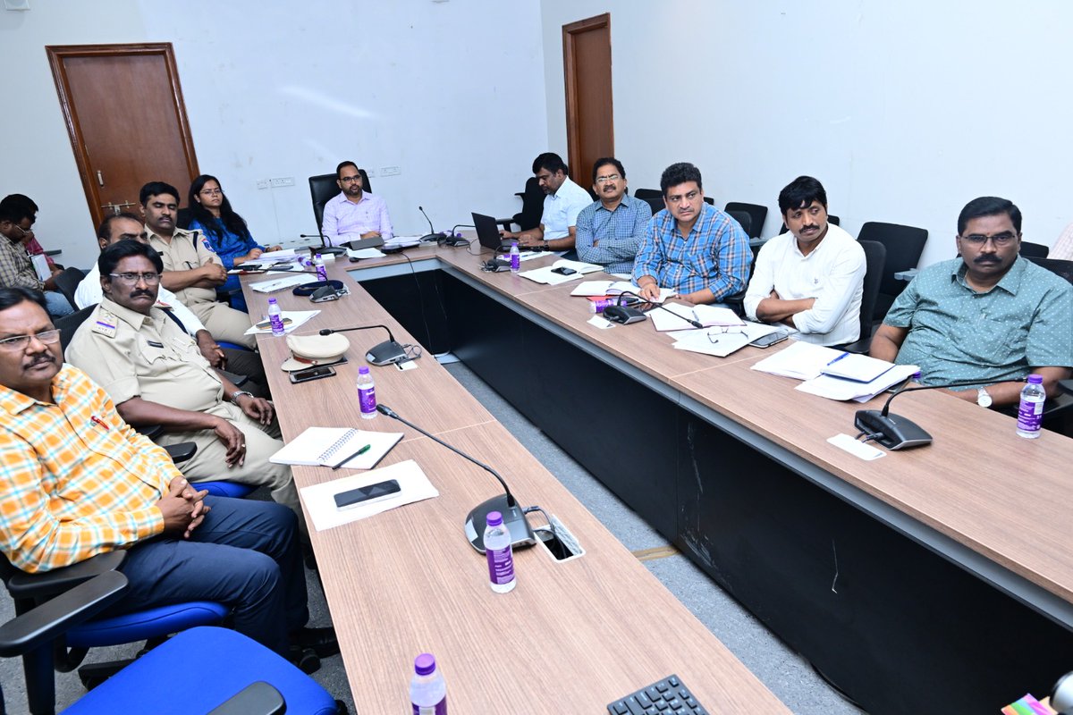 03.10.2024 గురువారం జిల్లా కలెక్టర్ కె.శశాంక గారు కలెక్టరేట్ VC ద్వారా Rdos, తహసీల్దార్లు మరియు మున్సిపల్ కమీషనర్లను మరియు ఇరిగేషన్ అధికారులను HMDA చెరువుల ఫైనల్ నోటిఫికేషన్, ధరణి దరఖాస్తులు, LRS దరఖాస్తులు  త్వరితగతిన పూర్తిచేయాలని ఆదేశించారు. <a href="/TelanganaCMO/">Telangana CMO</a> <a href="/TelanganaCS/">Office of Chief Secretary, Telangana Govt.</a>