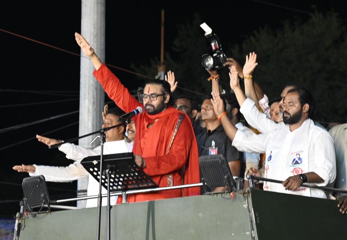 NewsAlgebraIND's tweet photo. BIG NEWS 🚨 Pawan Kalyan said Indians courts are protecting the abusers and attackers of Sanatan Dharma.

"One leader said he will eradicate Sanatan Dharma"

"If similar comments were made against Islam, court would have punished them mercilessly"

"Laws are harsh on Sanatan dharma followers while the followers of other religions are shown humanity" - PAWAN KALYAN