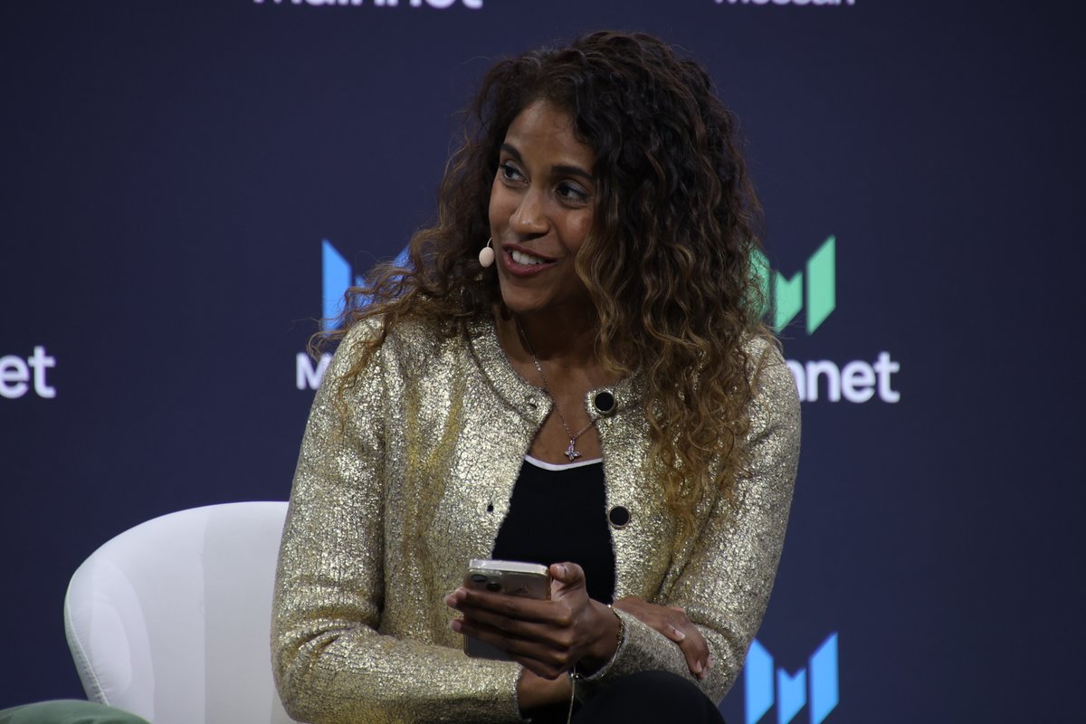 debranita28's tweet image. It was fun discussing internet and onchain culture with @blknoiz06 at @MessariCrypto &apos;s #Mainnet2024 🔥 We talked about why memecoins had a moment in 2024, the evolution in Ansem&apos;s thinking on interacting with celebrities, his predictions on which projects will dominate..