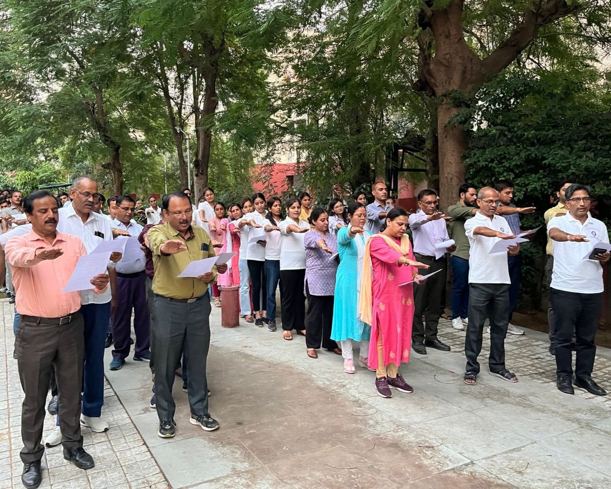 Census India 2027 Rajasthan (@census2027raj) on Twitter photo गांधी जयंती के शुभ अवसर पर निदेशक जनगणना कार्य निदेशालय राजस्थान,श्री विष्णु चरण मल्लिक जी की उपस्थिति गांधी जयंती समारोह का आयोजन किया गया।समारोह का प्रारंभ निदेशक महोदय द्वारा दीप प्रज्वलन एवं माला/पुष्प अर्पण कर किया गया।
#SpecialCampaign4 #SwachhataHiSeva
<a href="/PMOIndia/">PMO India</a> <a href="/HMOIndia/">गृहमंत्री कार्यालय, HMO India</a> गांधी जयंती के शुभ अवसर पर निदेशक जनगणना कार्य निदेशालय राजस्थान,श्री विष्णु चरण मल्लिक जी की उपस्थिति गांधी जयंती समारोह का आयोजन किया गया।समारोह का प्रारंभ निदेशक महोदय द्वारा दीप प्रज्वलन एवं माला/पुष्प अर्पण कर किया गया।
#SpecialCampaign4 #SwachhataHiSeva
<a href="/PMOIndia/">PMO India</a> <a href="/HMOIndia/">गृहमंत्री कार्यालय, HMO India</a>