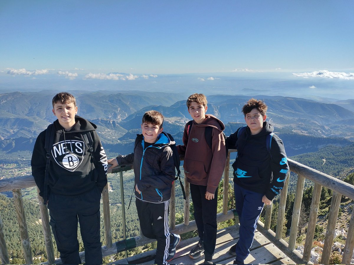 #convis2ESO Aquesta tarda un grup d'excursionistes ha pujat fins el mirador del Querol. Hem tingut unes grans vistes en les que podíem distingir fins i tot la muntanya màgica de Montserrat