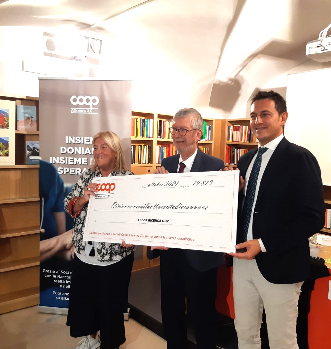 Coop Alleanza 3.0 (@coopalleanza) on Twitter photo Oggi, presso Librerie.Coop Zanichelli di Bologna, il nostro Presidente Mario Cifiello, ha consegnato a Francesca Testoni, direttrice di <a href="/ageopricerca/">Ageop Ricerca</a> un assegno simbolico di quasi 20mila euro, destinati a sostenere la campagna "Sono Cavoli Miei". Grazie ai soci Coop ❤️ Oggi, presso Librerie.Coop Zanichelli di Bologna, il nostro Presidente Mario Cifiello, ha consegnato a Francesca Testoni, direttrice di <a href="/ageopricerca/">Ageop Ricerca</a> un assegno simbolico di quasi 20mila euro, destinati a sostenere la campagna "Sono Cavoli Miei". Grazie ai soci Coop ❤️