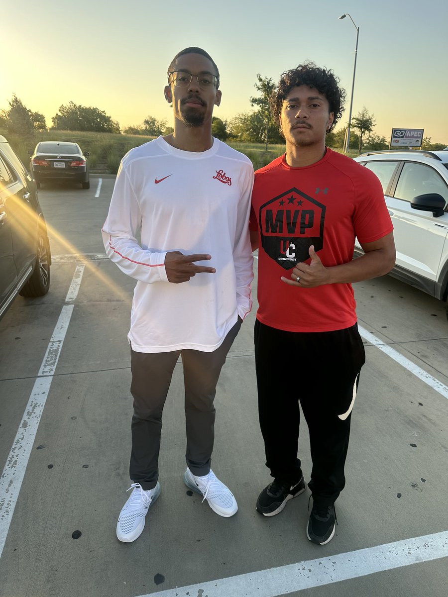 4VailahiSiona's tweet image. Loved catching up this morning, @UNMLoboFB Coach @micahsimon_! Thanks for making time to visit and for the invite. See you next month! Safe travels! 🌟 #GoLobos #WSA @coachcilumba
