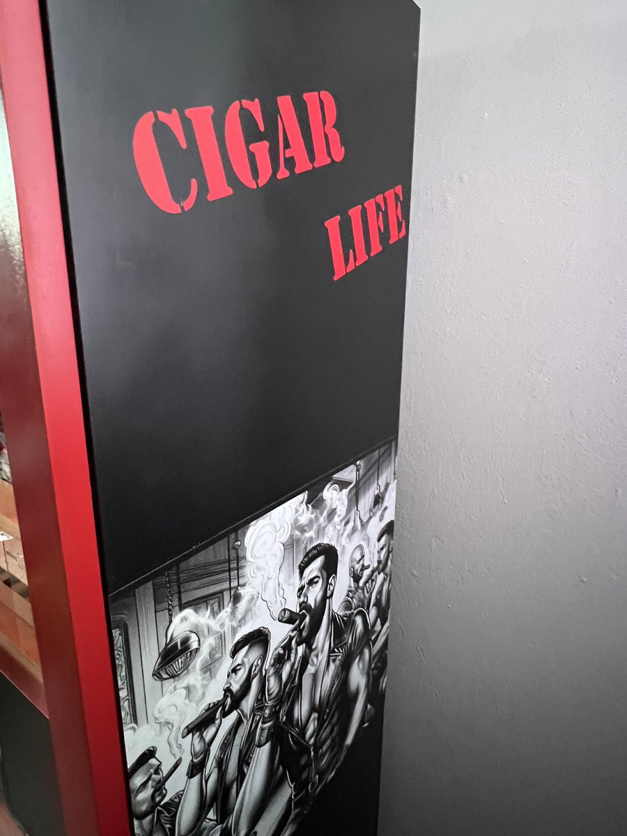 lederbiker78's tweet photo. My New Humidor 

You Like it Pigs ???? https://t.co/IhWiOnmMCf