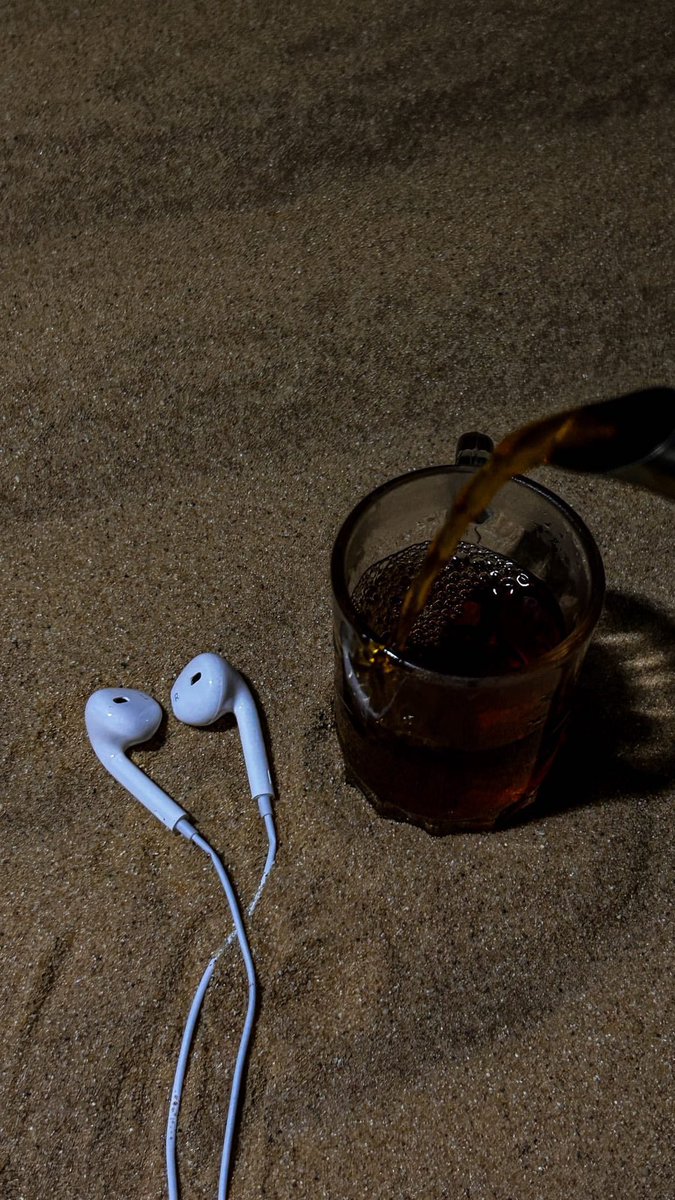 FariiFs's tweet image. &quot;قصري بعد المسافة وليل العاشقين 
سكتك سكة طويلة وأنا أيامي قصار&quot;