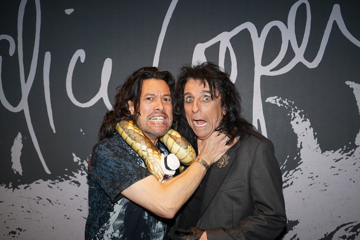 Meeting Alice for the third time was so awesome! Yesterday in Paris for the first show of the Europe tour. Welcome to the show!
📸 <a href="/CerealKyler/">Kyler Clark</a>
#AliceCooperVIP #TooCloseForComfort